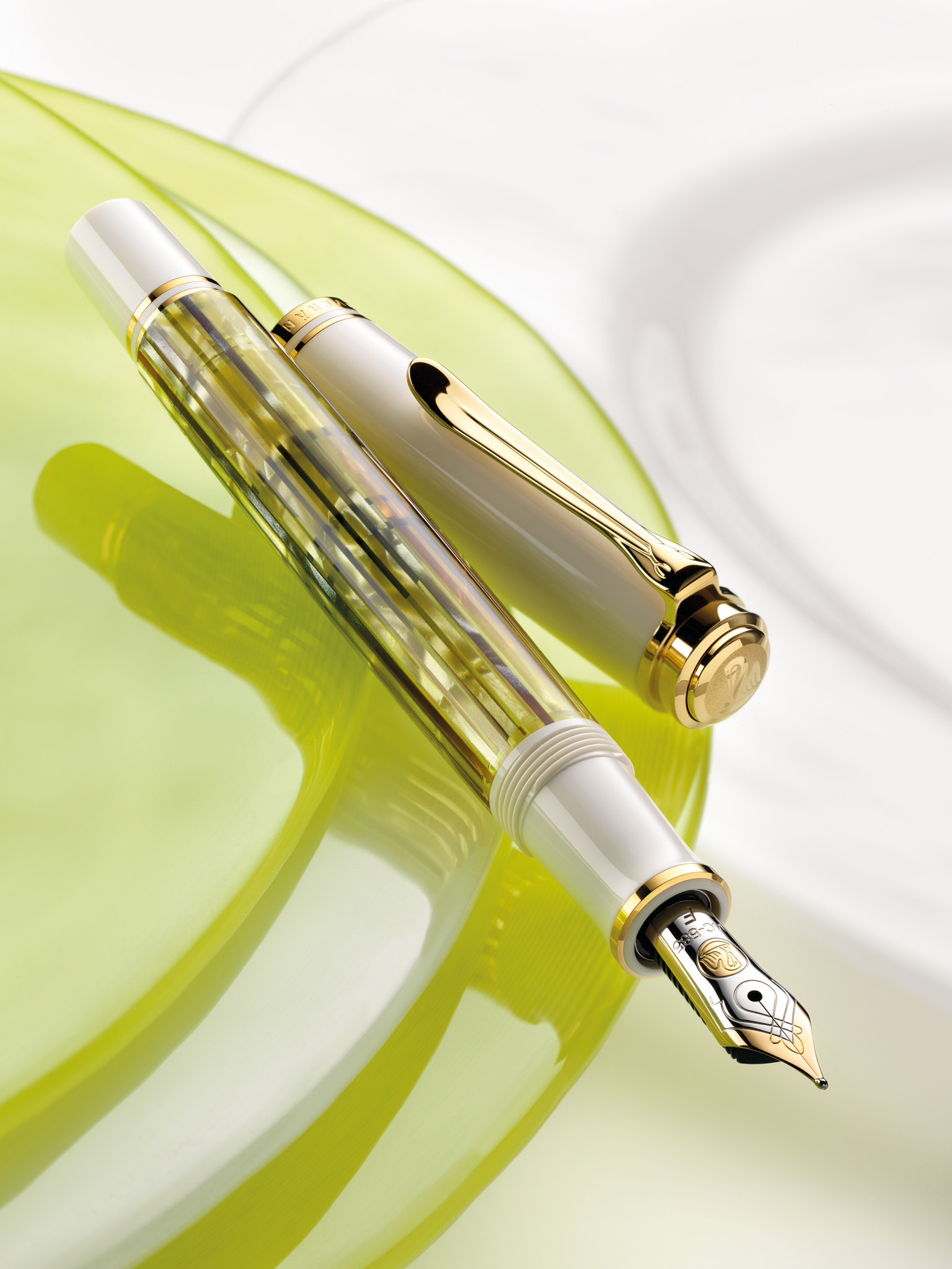 Pelikan Fountain Pen Souverän® 400 Tortoiseshell-White EF in Case